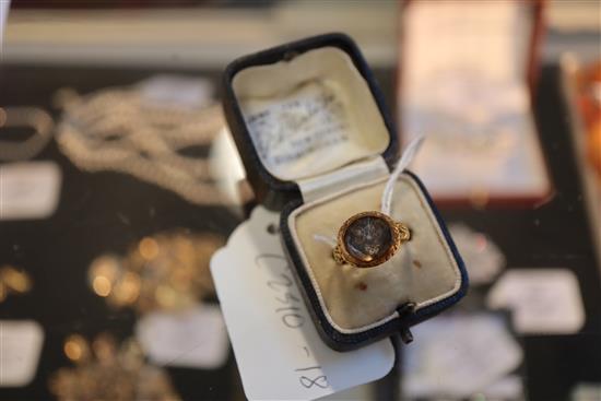 A late 17th century gold and Stuart crystal memento mori ring, size J.